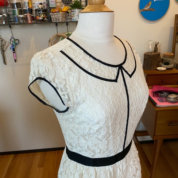 Adorable cream dress with mock Peter Pan collar - Picture 2 of 7